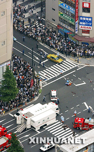 6月8日，救援人員在日本東京秋葉原街頭忙碌。當(dāng)日，秋葉原電車站附近發(fā)生一起惡性傷害事件，一名男子駕車撞傷路人后又下車用刀刺向路人及警察，造成至少3人死亡，14人受傷。 新華社/共同社 