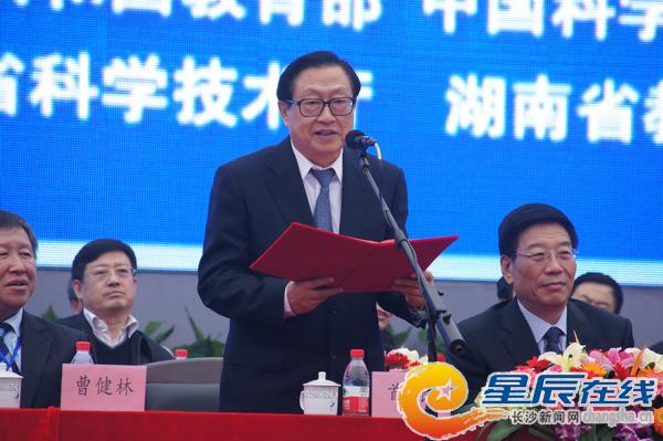 全國人大常委會副委員長華建敏宣布“2012中國(長沙)科技成果轉(zhuǎn)化交易會暨國家科學技術獲獎項目新技術展和國家‘科學發(fā)展,成就輝煌’科技圖片展”開幕。 全國人大常委會副委員長華建敏宣布“2012中國(長沙)科技成果轉(zhuǎn)化交易會暨國家科學技術獲獎項目新技術展和國家‘科學發(fā)展,成就輝煌’科技圖片展”開幕。