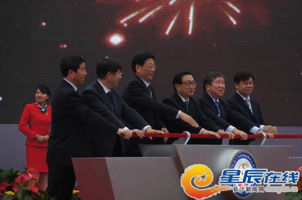 出席領導共同推動啟幕推桿,開啟盛會大幕。 出席領導共同推動啟幕推桿,開啟盛會大幕。